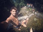 Bruno Gissoni posa com amiga em cachoeira de Minas Gerais