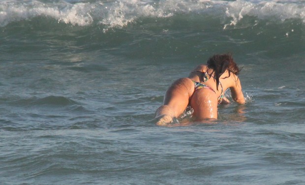 Maria Melilo e Daniel na praia da Barra da Tijuca, RJ (Foto: Delson Silva / Agnews)