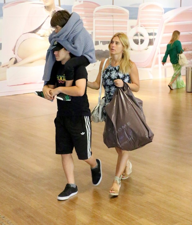 Carolina Dieckmann no shopping com o filhos (Foto: Marcus Pavão / AgNews)