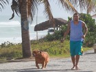 Naldo corre na praia com o cachorro