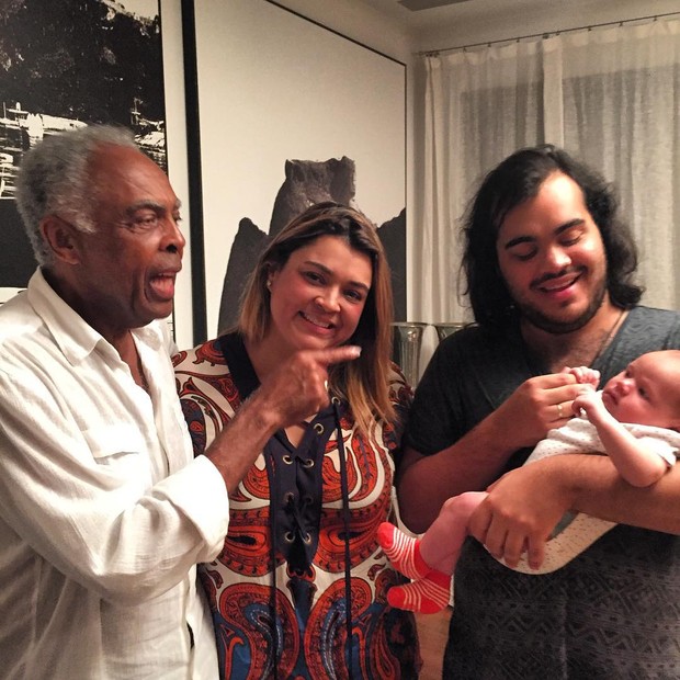 Gilberto Gil, Preta e Francisco com a filha no colo (Foto: Reprodução/Instagram)