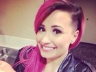 Radical! Demi Lovato adere à moda  'sidecut' e raspa lateral dos cabelos