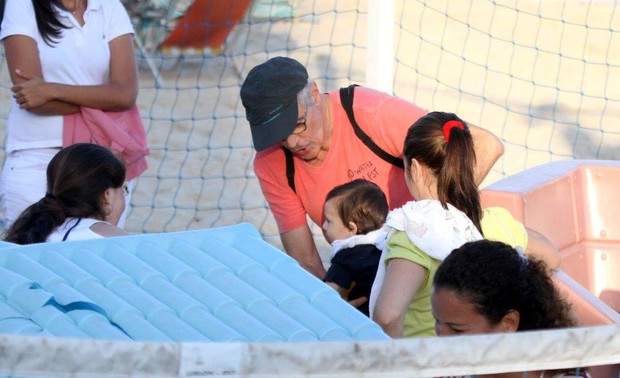 Marcos Caruso brinca com bebê (Foto: André Freitas / AgNews)