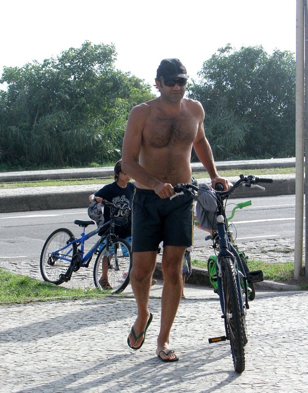  Domingos Montaguer pedala com filhos na Praia da Barra da Tijuca    (Foto: DELSON SILVA )