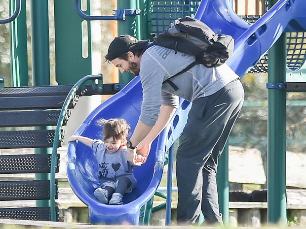 Ashton Kutcher e a filha, Wyatt Isabelle, se divertem em parque em Nova Orleans, nos Estados Unidos (Foto: Grosby Group/ Agência)