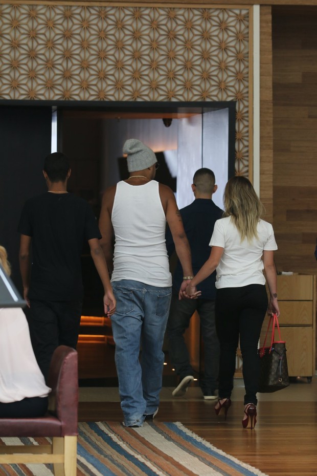 Adriano com a namorada e o irmão (Foto: Ag. News)