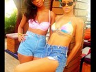 Rihanna posta foto de biquíni e shortinho em rede social