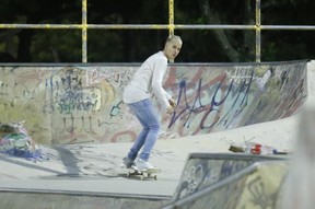 Justin Bieber anda de skate na Zona Sul do Rio (Foto: Marcello Sá Barreto, Delson Silva e Gabriel Rangel/ Ag. News)