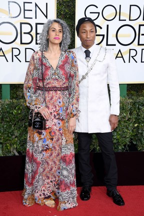 Pharrell Williams e a mulher, Helen Lasichanh, no Globo de Ouro (Foto: Getty Images)