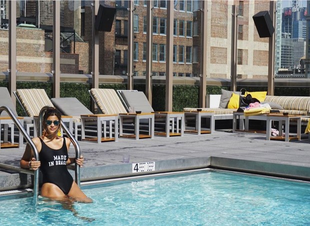 Giulia Costa se bronzeia em piscina de hotel em Nova York (Foto: Reprodução/Instagram)