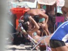 Na praia, filha de Renato Gaúcho ganha selinho de moreno