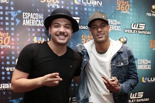 Wesley Safadão e Neymar em bastidores de show em São Paulo (Foto: Rafael Cusato/ Brazil News)