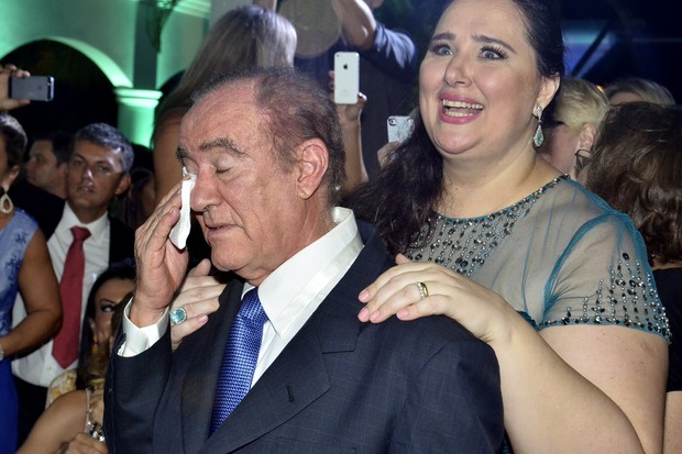 Renato Aragão se emociona durante a valsa da filha debutante (Foto: Roberto Teixeira/EGO)