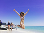 Fernanda Pontes posa de biquíni e se diverte em praia de Miami: 'Bom dia'
