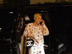 Após polêmica, Miley Cyrus é vista de pijama e pantufas em aeroporto