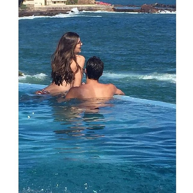 Camila Queiroz com o namorado em Salvador (Foto: Reprodução/Instagram)