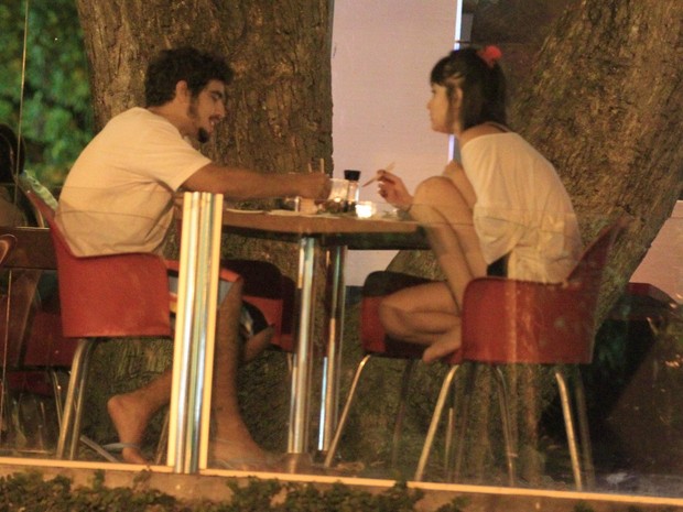 Caio Castro e Maria Casadevall em restaurante na Zona Oeste do Rio (Foto: Delson Silva/ Ag. News)