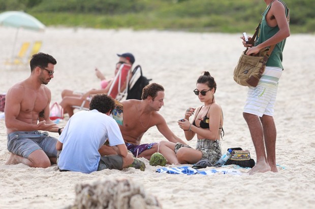 Isis Valverde na praia com amigos (Foto: Ricardo Leal / Foto Rio news)