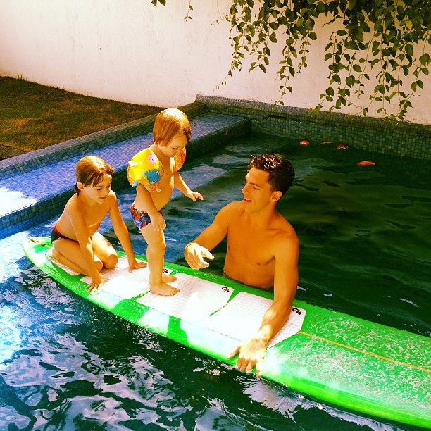 Dani Winits posta foto do namorado, Amauri Nunes, com seus filhos e lhe parabeniza pelo Dia dos Pais (Foto: Instagram)