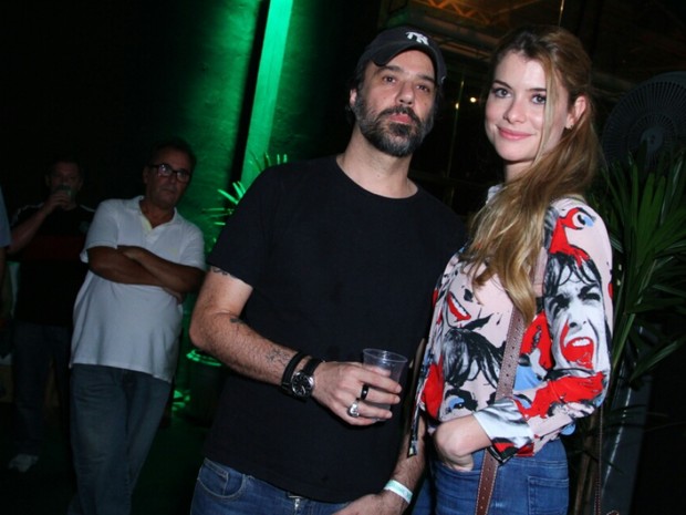 Alinne Moraes e o marido, Mauro Lima, em show na Zona Portuária do Rio (Foto: Anderson Borde/ Ag. News)