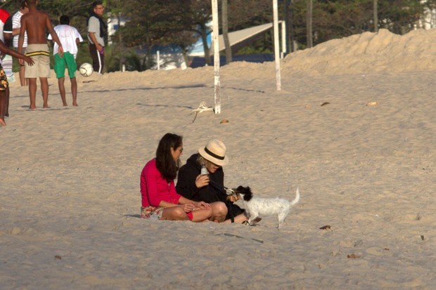 Bárbara Paz brinca com cachorro na areia (Foto: Wallace Barbosa\ AgNews)