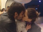 Tudo bem! Kaká e Celico se beijam em festa de aniversário do filho