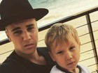 Justin Bieber posta foto com irmão caçula e paparica: 'Fofura'