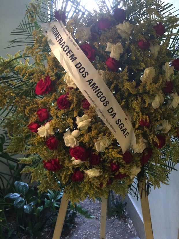 Coroa de flores no velório de Susana de Moraes (Foto: Ego)