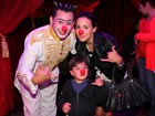 Juliana Knust leva filho ao circo e posa com nariz de palhaço