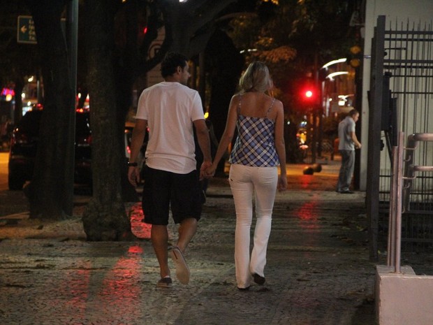 Fred e a namorada, Paula Armani, no Leblon, Zona Sul do Rio (Foto: Rodrigo dos Anjos/ Ag. News)