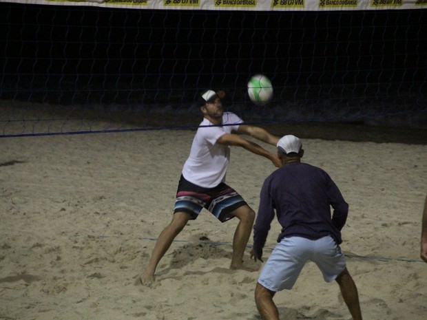 Rodrigo Hilbert joga vôlei na praia do Leblon (Foto: Rodrigo dos Anjos / AgNews)