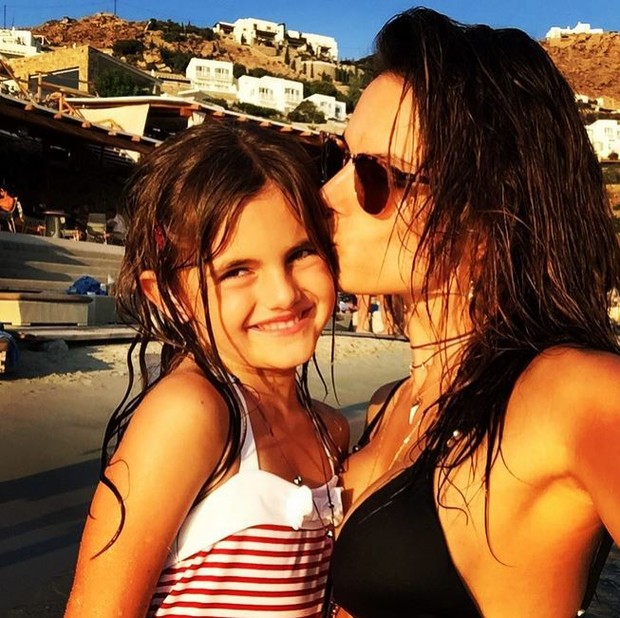 Alessandra Ambrosio posa com a filha em Miconos (Foto: Instagram / Reprodução)