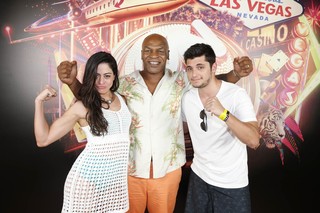Carol Castro e Bruno Gissoni tietam Mike Tyson, em Las Vegas (Foto: Felipe Panfili/AgNews)