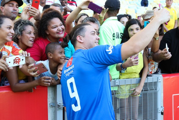 Wesley Safadão cumprimenta fãs (Foto: Roberto Filho/ Agência Brazil News)