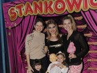 Ex-paquitas Cátia Paganote e Lana Rhodes levam filhas ao circo
