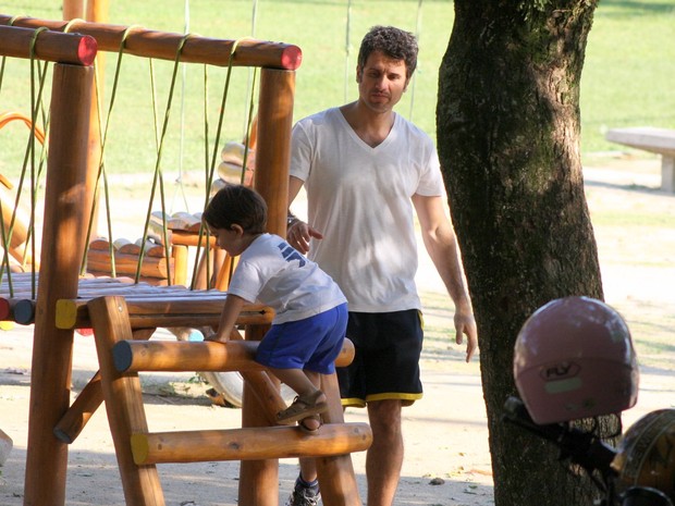 Eriberto Leão com o filho na Lagoa (Foto: JC Pereira / Foto Rio News)