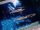 Candice Swanepoel e Behati Prinsloo aparecem nuas em foto na piscina