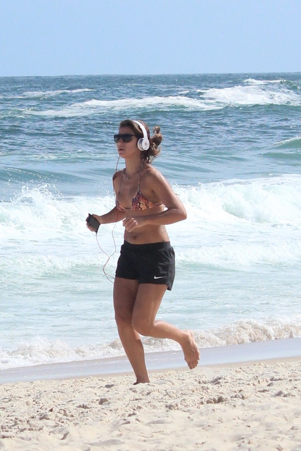 Paula Morais corre na areia da praia (Foto: Fábio Moreno / Foto Rio News)
