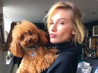 Fiorella Mattheis posa com cãozinho em bastidores de ensaio: 'Coisa fofa'