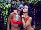 Com cigarro na mão, Rihanna posa de biquíni vermelho