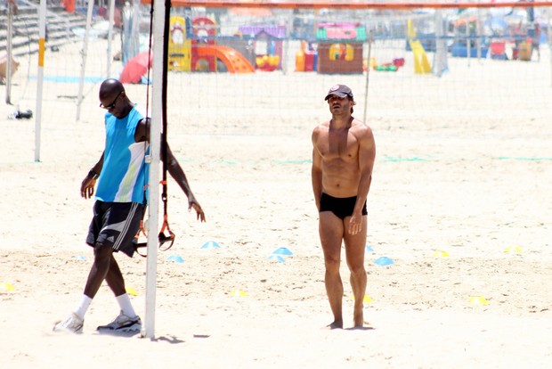 Paulo Rocha na praia (Foto: JC Pereira/AgNews)