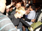 Miley Cyrus janta em restaurante no Rio e ganha presente de fãs