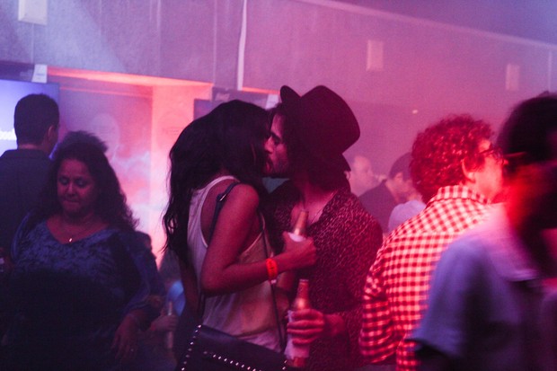 Fiuk aos beijos com morena em festa (Foto: Alex Palarea/ AgNews)