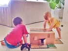 Gisele Bündchen mostra filhos brincando com caixa de papelão