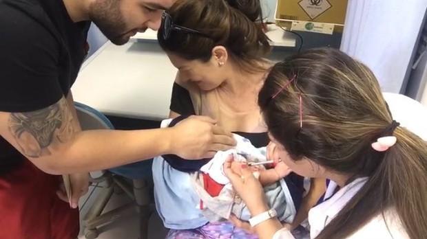 Antônia Fontenelle vacina o filho Salvatore (Foto: Arquivo Pessoal)