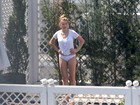 Amber Heard, mulher de Johnny Depp, curte tarde na piscina