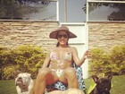 Gracyanne Barbosa pega sol em casa ao lado de seus cachorros