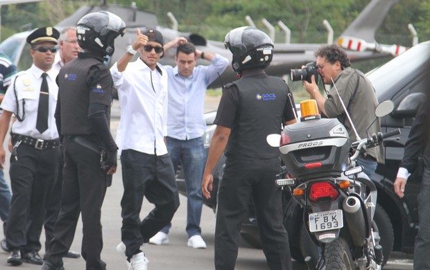 Neymar chega de helicóptero em Campinas (Foto: Thiago Duran / AgNews)