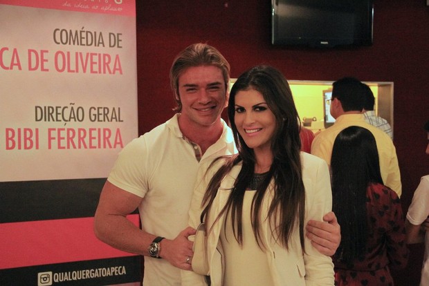 Thor Batista curte teatro com a namorada (Foto: Thiago Martins / AgNews)