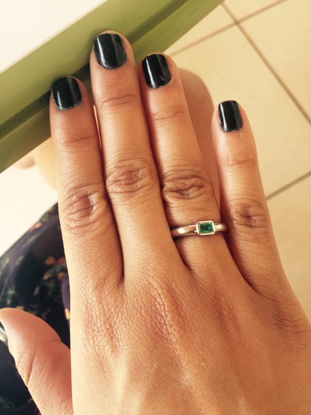 Gyselle Soares mostra anel de esmeralda que ganhou do namorado (Foto: Divulgação)
